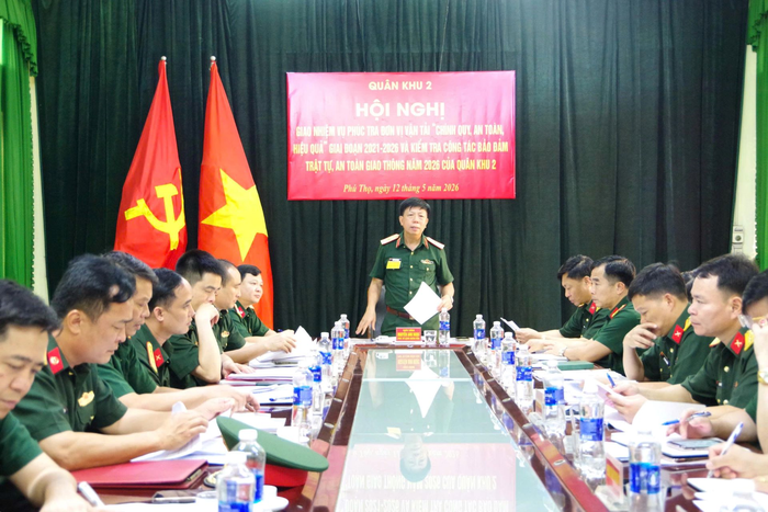 Thiếu tướng Nguyễn Anh Ngọc, Phó tư lệnh Quân khu 2 giao nhiệm vụ Ban chỉ đạo, Ban tổ chức công tác chuẩn bị phúc tra đơn vị vận tải chính quy, an toàn, hiệu quả tại Trung đoàn 652. Ảnh: TRƯỜNG DŨNG