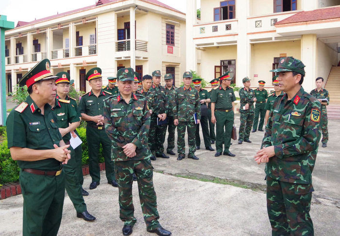 Thiếu tướng Nguyễn Anh Ngọc, Phó tư lệnh Quân khu 2 kiểm tra, chỉ đạo chuẩn bị phúc tra đơn vị vận tải chính quy, an toàn, hiệu quả tại Trung đoàn 652. Ảnh: TRƯỜNG DŨNG