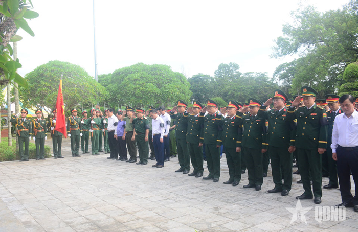 Thực hiện nghi lễ truy điệu.