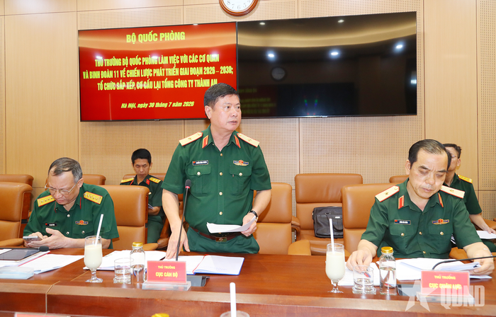 Thiếu tướng Nguyễn Hồng Phương, Phó cục trưởng Cục Cán bộ, Tổng cục Chính trị, đóng góp ý kiến tại buổi làm việc. 
