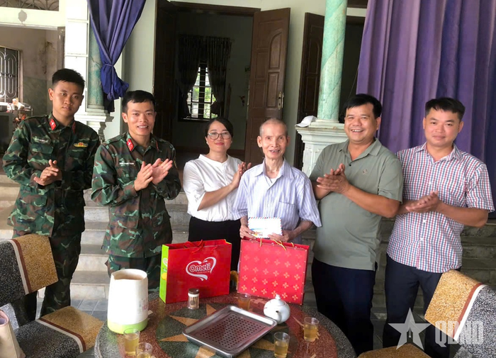  Thăm, tặng quà gia đình chính sách trên địa bàn thôn Đông Xuân 2.
