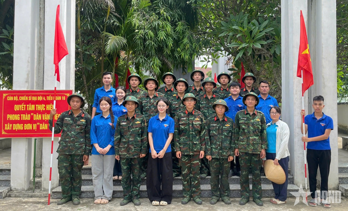  Cán bộ, chiến sĩ đơn vị cùng chi đoàn địa phương.