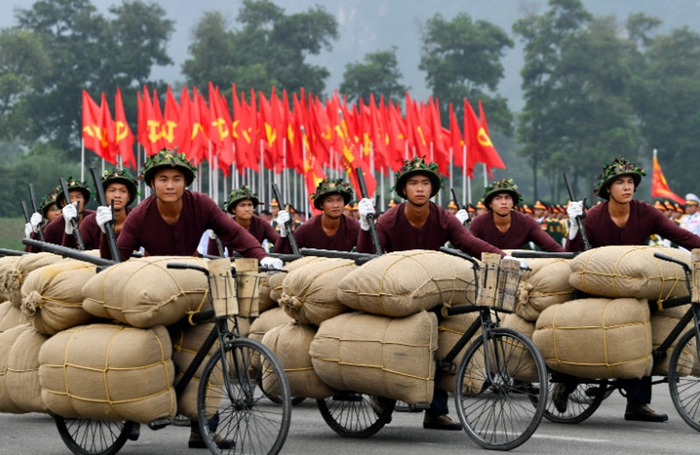 Tái hiện hình ảnh dân công hỏa tuyến trong luyện tập diễu binh, diễu hành kỷ niệm 70 năm Chiến thắng Điện Biên Phủ. Ảnh minh họa: qdnd.vn