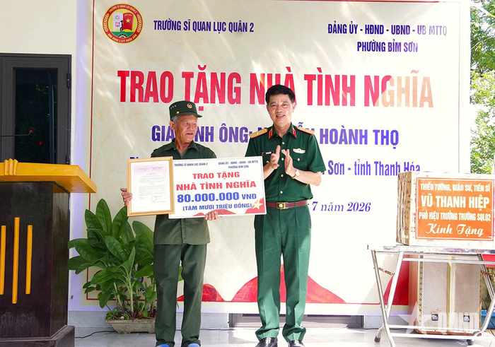 Thiếu tướng, GS, TS, NGND Vũ Thanh Hiệp, Phó hiệu trưởng Trường Sĩ quan Lục quân 2 trao quyết định tặng nhà tình nghĩa tại Thanh Hóa.