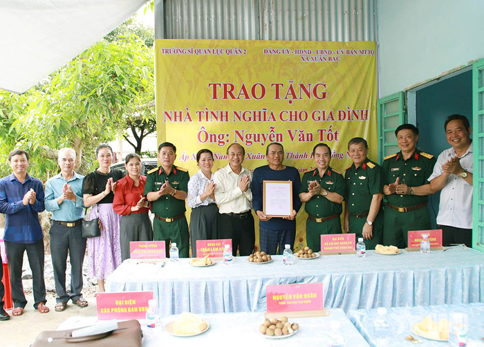 Các đại biểu chúc mừng ông Nguyễn Văn Tốt được tặng nhà tình nghĩa.
