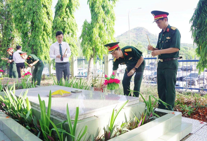 Cán bộ, học viên Trường Sĩ quan Thông tin dâng hương tại Nghĩa trang Liệt sĩ Hòn Dung (phường Bắc Nha Trang).