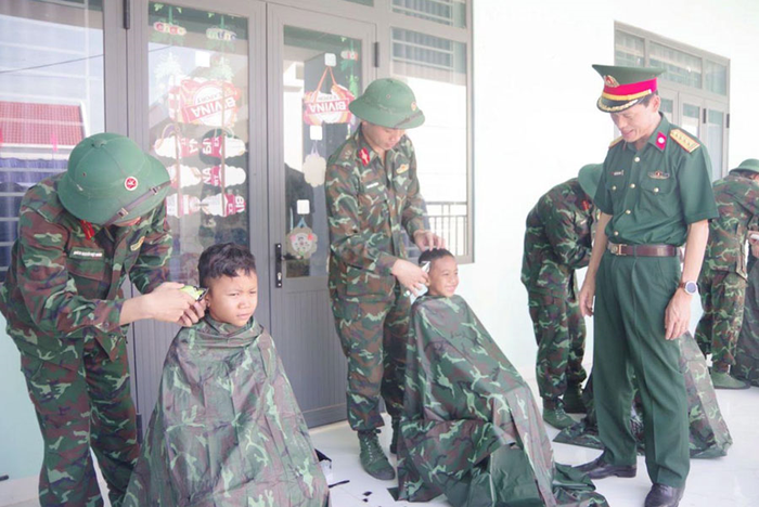 Tổ chức điểm cắt tóc thanh niên.