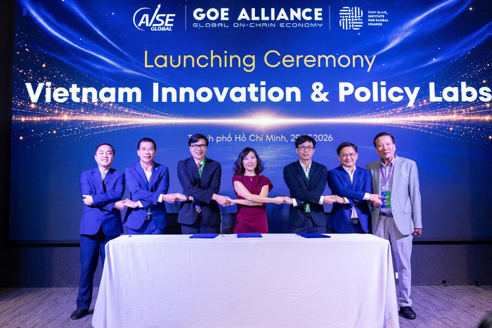  Đại diện MB cùng các đối tác tham gia Lễ ra mắt Vietnam Innovation &amp; Policy Labs trong khuôn khổ VGIC 2026. 
