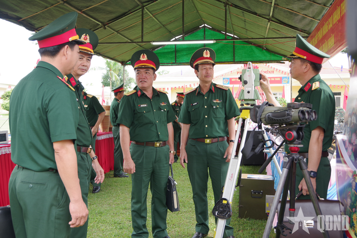 Thiếu tướng Trần Công Đức kiểm tra mô hình học cụ phục vụ nhiệm vụ huấn luyện, diễn tập của Trung đoàn Pháo binh 4.