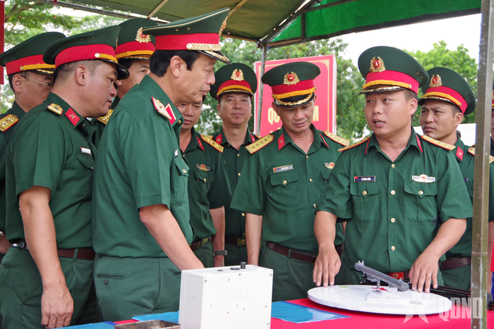 Thiếu tướng Trần Công Đức và đoàn kiểm tra nghe cán bộ đơn vị thuyết trình sáng kiến phục vụ huấn luyện tại đơn vị.