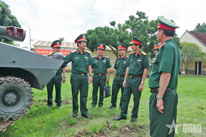 Thiếu tướng Trần Công Đức, Phó tư lệnh, Tham mưu trưởng Quân đoàn 34 kiểm tra vũ khí, trang bị của Trung đoàn Pháo binh 4.