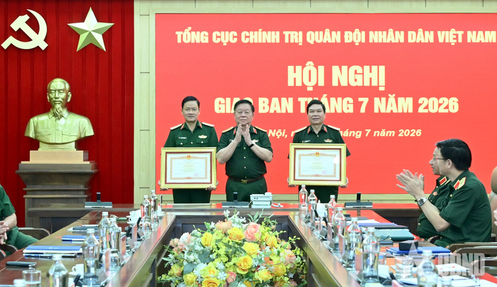  Thừa ủy quyền của Thủ tướng Chính phủ, Đại tướng Nguyễn Trọng Nghĩa trao Bằng khen của Thủ tướng Chính phủ tặng Cục Tuyên huấn và Cục Tổ chức. 