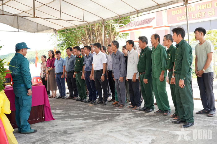 Đại diện cấp ủy, chính quyền và đông đảo đồng đội, nhân dân xã Vạn Tường đến viếng liệt sĩ.