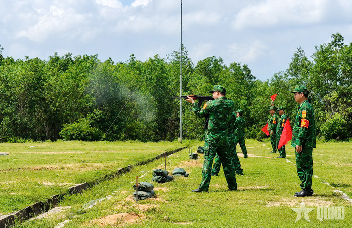 Thực hành bắn đạn thật súng tiểu liên AK47 bài 1 cho đối tượng QNCN. 