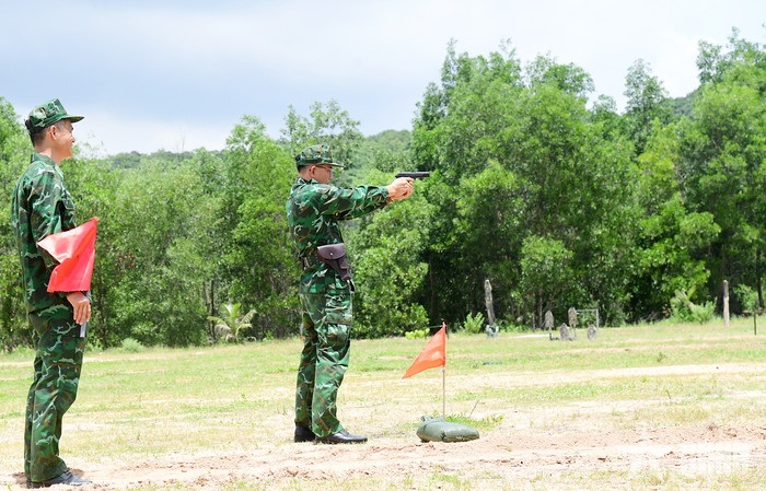 Thực hành bắn đạn thật súng ngắn K54 bài 2, 2b cho đối tượng sĩ quan. 