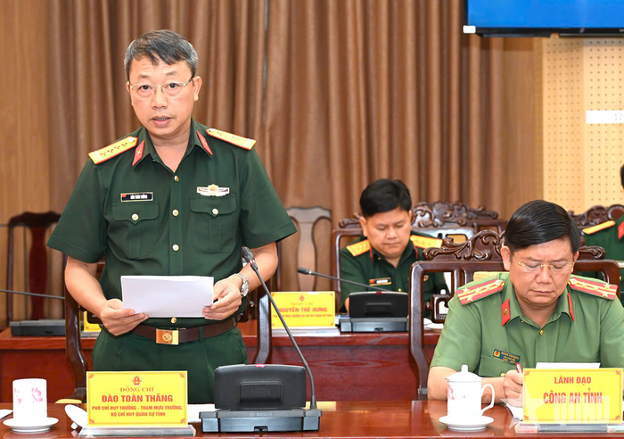 Đại tá Đào Toàn Thắng, Phó chỉ huy trưởng, Tham mưu trưởng Bộ CHQS tỉnh Tuyên Quang - Cơ quan Thường trực Ban chỉ huy Phòng thủ dân sự tỉnh, phổ biến kế hoạch ứng phó sự cố thiên tai. 