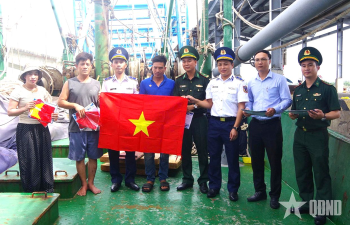 Tuyên truyền pháp luật và trao cờ Tổ quốc tặng các tàu cá đang neo đậu tại cảng cá Cửa Việt. 