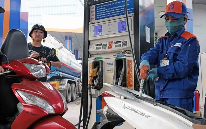 Khách hàng mua bán xăng, dầu trên địa bàn Hà Nội. Ảnh: TTXVN