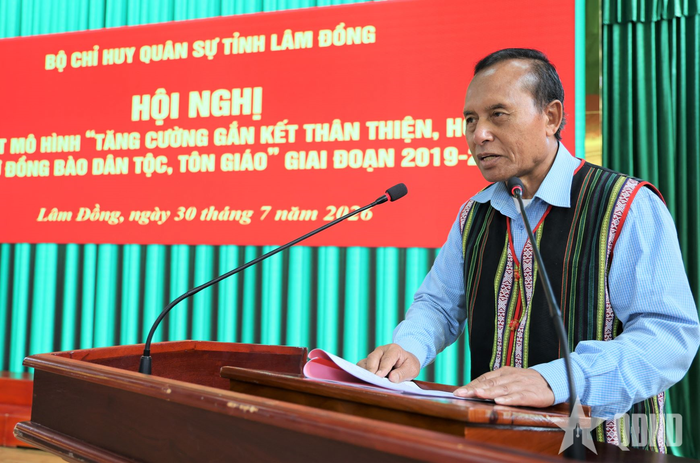  Ông Pang Ting Uôk, người có uy tín của phường Langbaing - Đà Lạt, tỉnh Lâm Đồng, phát biểu tại hội nghị.