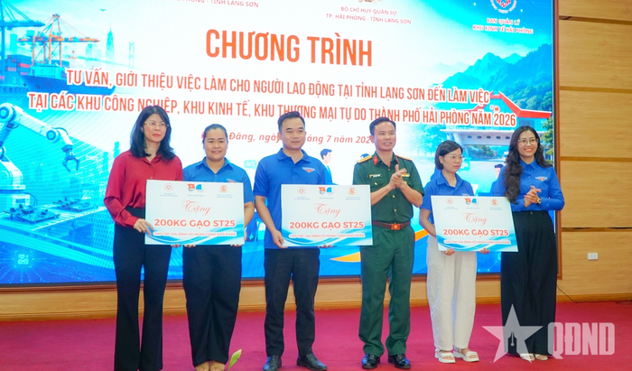 Đại diện Bộ CHQS thành phố Hải Phòng, Thành đoàn Hải Phòng và Ban Quản lý Khu kinh tế Hải Phòng trao tặng quà tặng người tham dự chương trình.