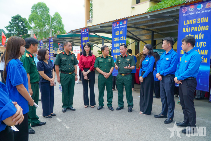 Đại tá Bùi Xuân Thắng trao đổi với đại diện các doanh nghiệp và đoàn viên, thanh niên tại Chương trình tư vấn, giới thiệu việc làm cho người lao động tỉnh Lạng Sơn.