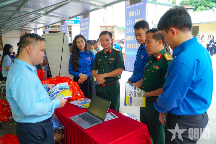 Các đại biểu tham quan, tìm hiểu thông tin tuyển dụng tại gian tư vấn của doanh nghiệp.