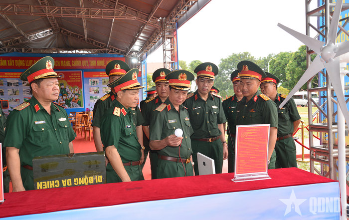 Thiếu tướng Hà Như Lợi và các đại biểu tham quan khu vực trưng bày sáng kiến phục vụ công tác xây dựng nền nếp chính quy của Trung đoàn 43.