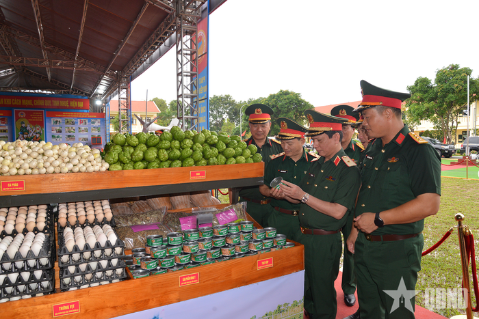 Thiếu tướng Hà Như Lợi và các đại biểu tham quan khu vực trưng bày các sản phẩm tăng gia của Trung đoàn 43.