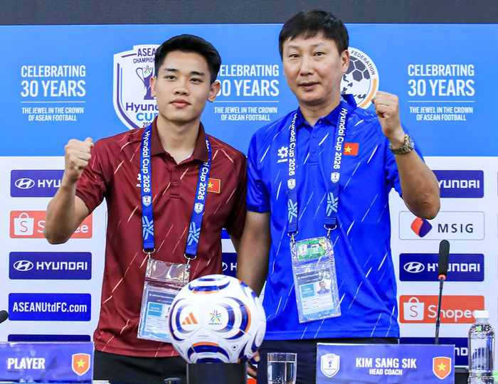 HLV Kim Sang-sik và tiền đạo Đình Bắc tại họp báo. Ảnh: VFF