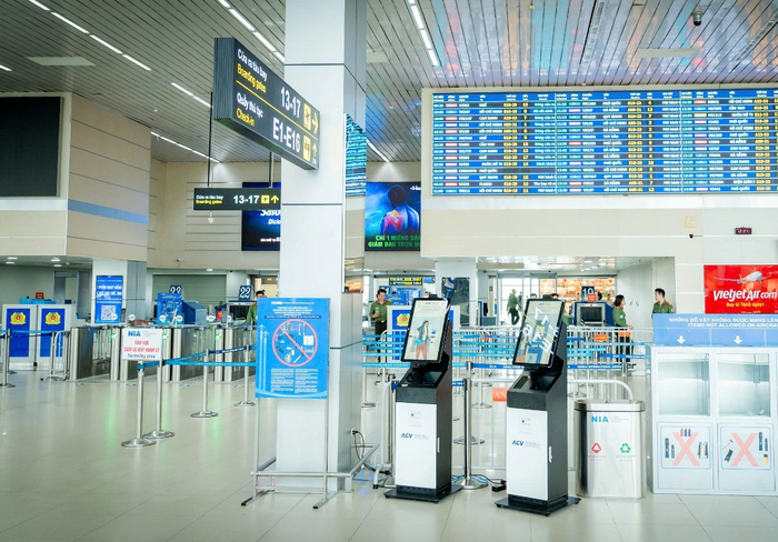 Sân bay Nội Bài bổ sung thêm kiosk sinh trắc học, tiếp tục duy trì lực lượng hỗ trợ hành khách. Ảnh: NIA
