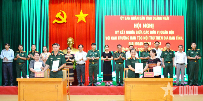 Đại diện các đơn vị, nhà trường ký kết chương trình kết nghĩa.