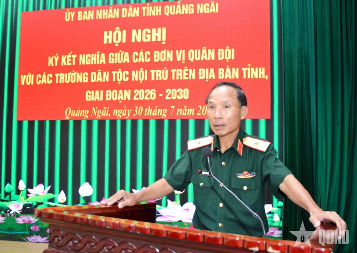 Thiếu tướng Đoàn Văn Nhất, Phó chủ nhiệm Chính trị Quân khu 5 phát biểu tại hội nghị.