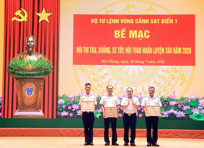 Thiếu tướng Trần Văn Hậu, Chính ủy Vùng Vùng Cảnh sát biển 1 trao thưởng các tập thể đoạt giải nhất, nhì, ba trong Hội thi - Hội thao.