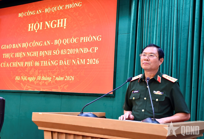 Đại tướng Nguyễn Tân Cương, Ủy viên Trung ương Đảng, Ủy viên Thường vụ Quân ủy Trung ương, Tổng Tham mưu trưởng, Thứ trưởng Bộ Quốc phòng phát biểu kết luận hội nghị.