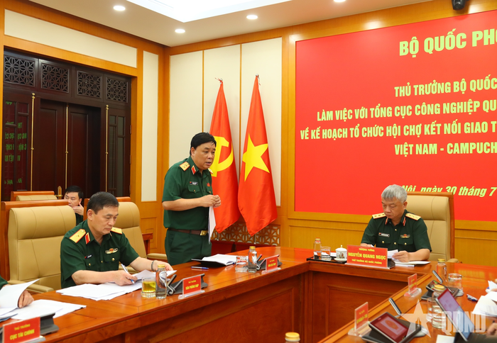 Trung tướng Hồ Quang Tuấn, Chủ nhiệm Tổng cục Công nghiệp Quốc phòng báo cáo tại buổi làm việc. 