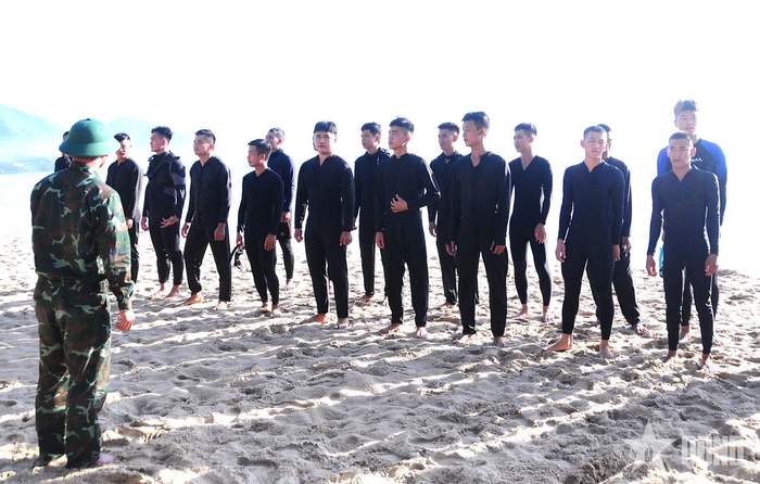  Đặc công nước làm công tác chuẩn bị, khởi động chuyên môn trước khi thực hành bơi đường dài. 