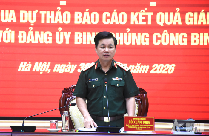 Thượng tướng Đỗ Xuân Tụng chủ trì hội nghị.