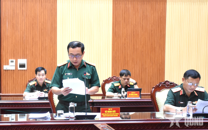 Đại diện Đoàn giám sát trình bày dự thảo báo cáo kết quả giám sát.
