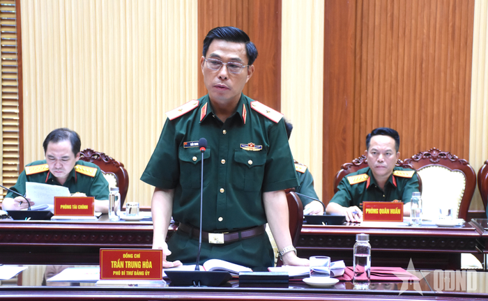Thiếu tướng Trần Trung Hòa, Phó bí thư Đảng ủy, Tư lệnh Binh chủng Công binh phát biểu tại hội nghị.