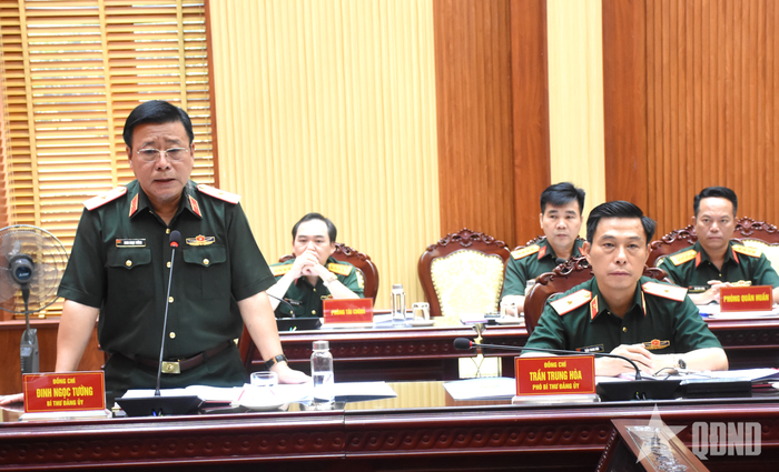 Thiếu tướng Đinh Ngọc Tường, Bí thư Đảng ủy, Chính ủy Binh chủng Công binh phát biểu tại hội nghị.