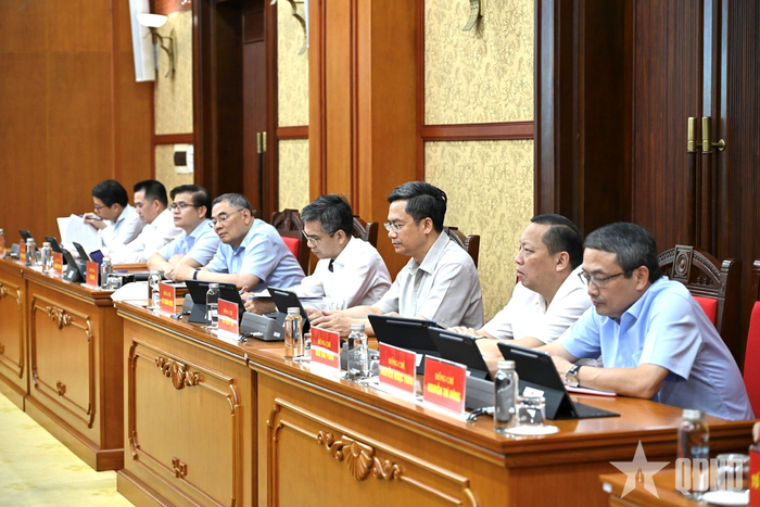  Các đại biểu tham dự phiên họp. 