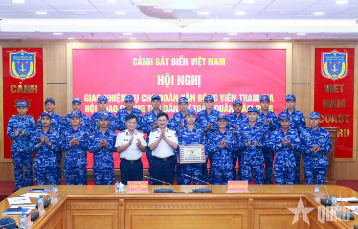 Thiếu tướng Lê Đình Cường tặng quà, chụp ảnh lưu niệm cùng đoàn vận động viên.