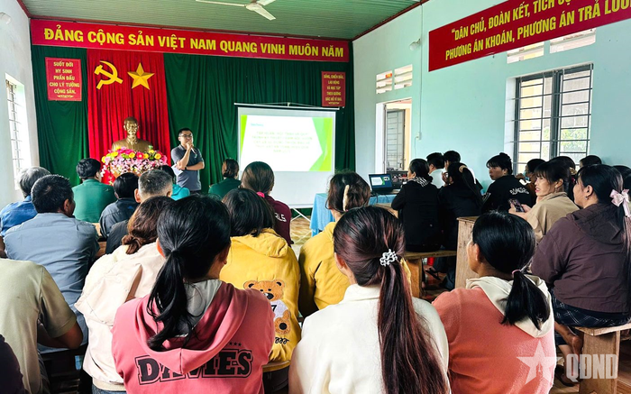  Quang cảnh buổi tập huấn tại Đội sản xuất 4.