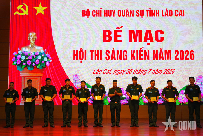 Trao giải tặng các tác giả và nhóm tác giả đạt thành tích cao tại hội thi. 