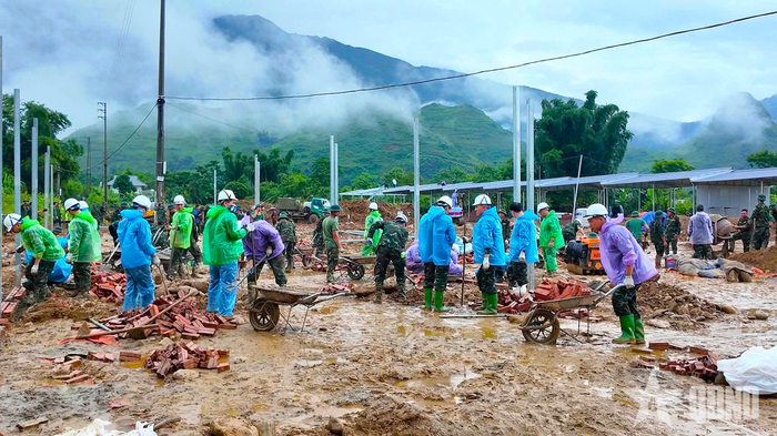 Không khí làm việc khẩn trương, nghiêm túc, trách nhiệm, không quản ngại thời tiết mưa gió. 