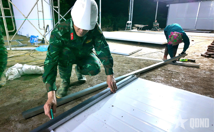 Từng hạng mục được bộ đội thực hiện trong đêm để đẩy nhanh tiến độ công trình. 