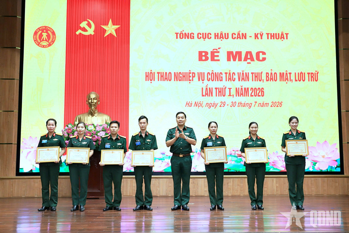 Thiếu tướng Nguyễn Trọng Thiện, Phó chủ nhiệm Tổng cục Hậu cần - Kỹ thuật trao bằng khen tặng các đồng chí đoạt giải nhất. 