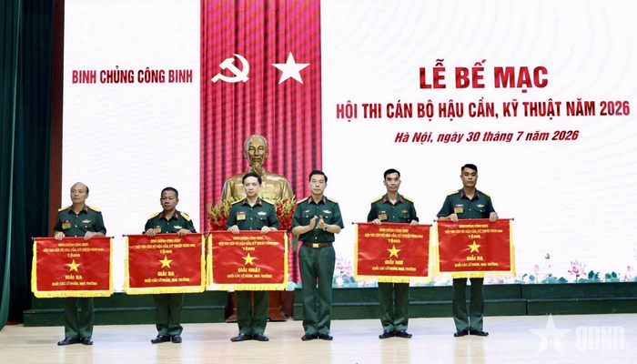 Thiếu tướng Trần Trung Hòa trao thưởng các đơn vị đoạt giải nhất, nhì, ba khối các lữ đoàn, nhà trường. 