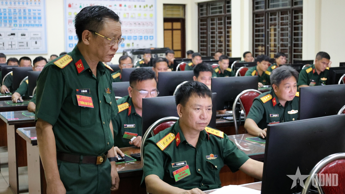  Các thí sinh thi nhận thức trên máy tính.