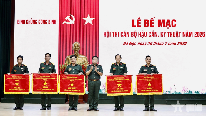 Thiếu tướng Đinh Ngọc Tường, Chính ủy Binh chủng Công binh trao thưởng các đơn vị đoạt giải nhất, nhì, ba khối các trung tâm, nhà máy, kho. 